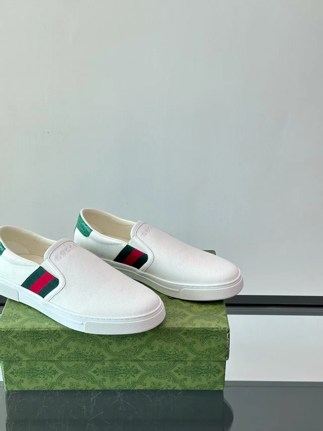 P380 new men's shoes GUCCI [Lightning] latest shoes are shipped. Original quality, fashionable, made of special materials, sheepskin lining, brand new packaging. The foot feels super comfortable and the workmanship is impeccable. Size: 38-45